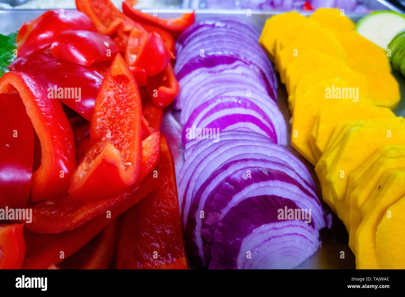 Légumes mixtes sur un plateau de couleurs différentes Banque D'Images