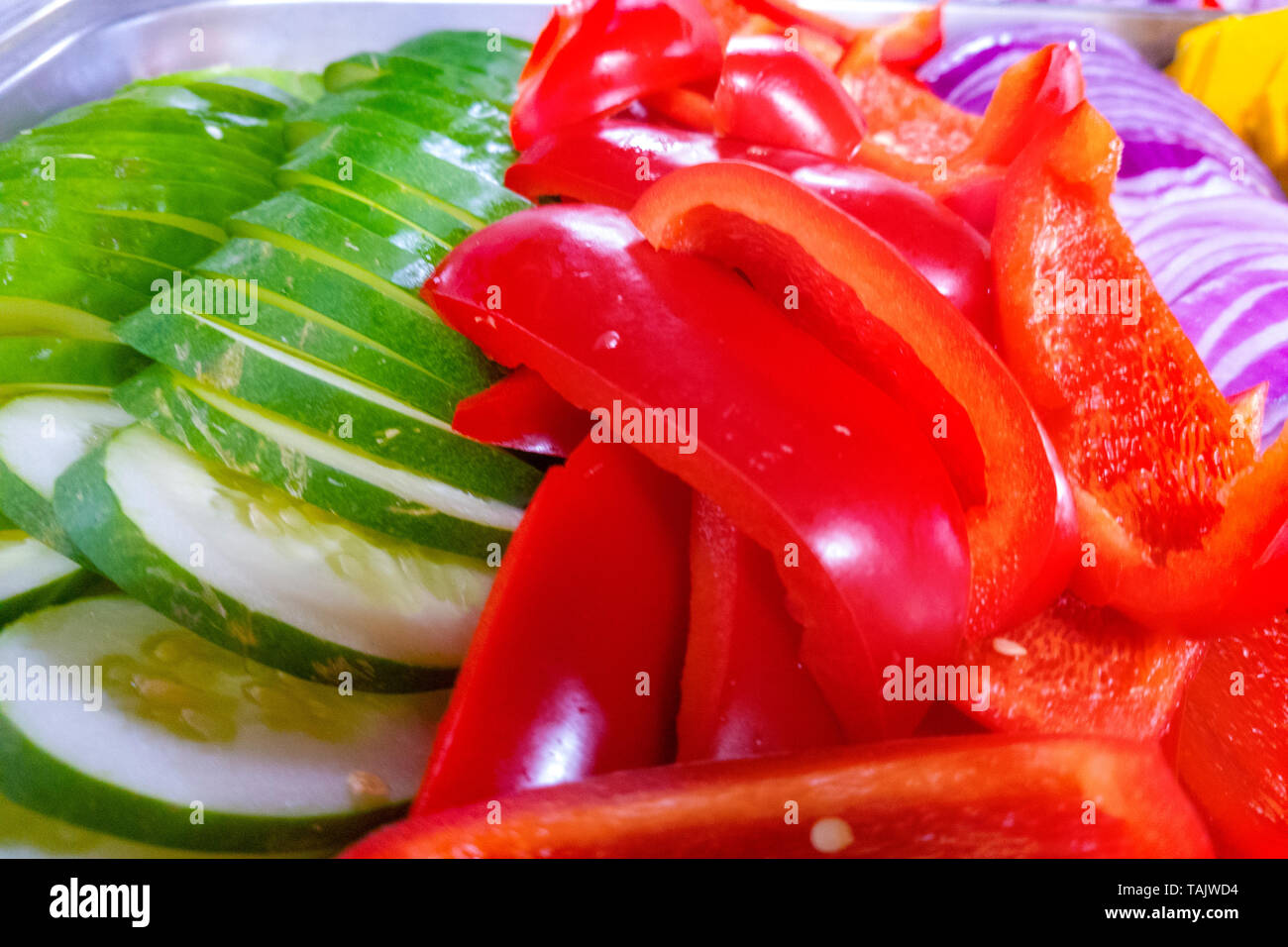 Légumes mixtes sur un plateau de couleurs différentes Banque D'Images