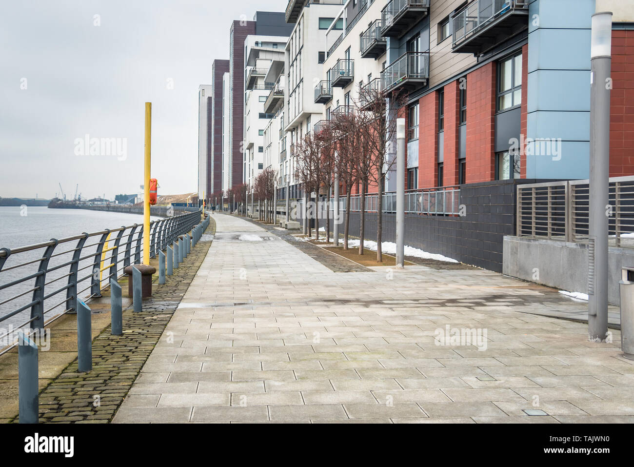 Vue sur un sentier bordé d'immeubles modernes sur une journée d'hiver. Glasgow, Ecosse, Royaume-Uni. Banque D'Images