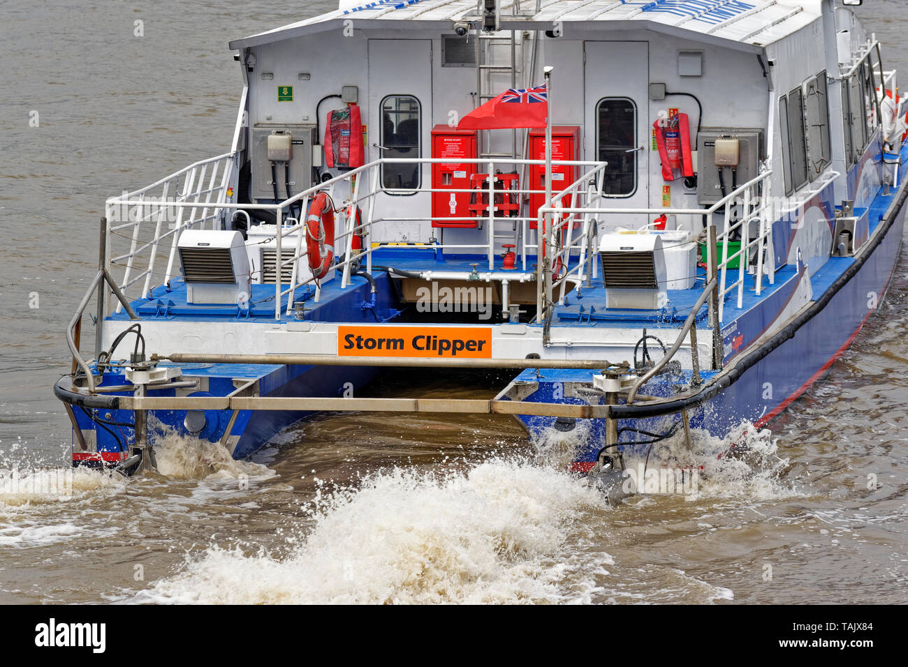 GREENWICH LONDRES THAMES CLIPPER MBNA TEMPÊTE SUR LA RIVIÈRE ET LA PULVÉRISATION DE LA PUISSANCE DES MOTEURS Banque D'Images