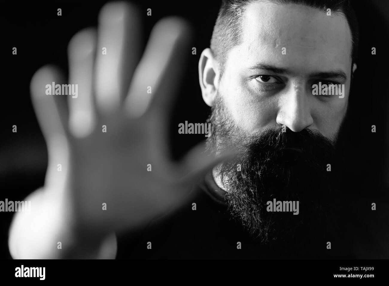 Le noir et blanc portrait d'homme barbu, fond noir Banque D'Images