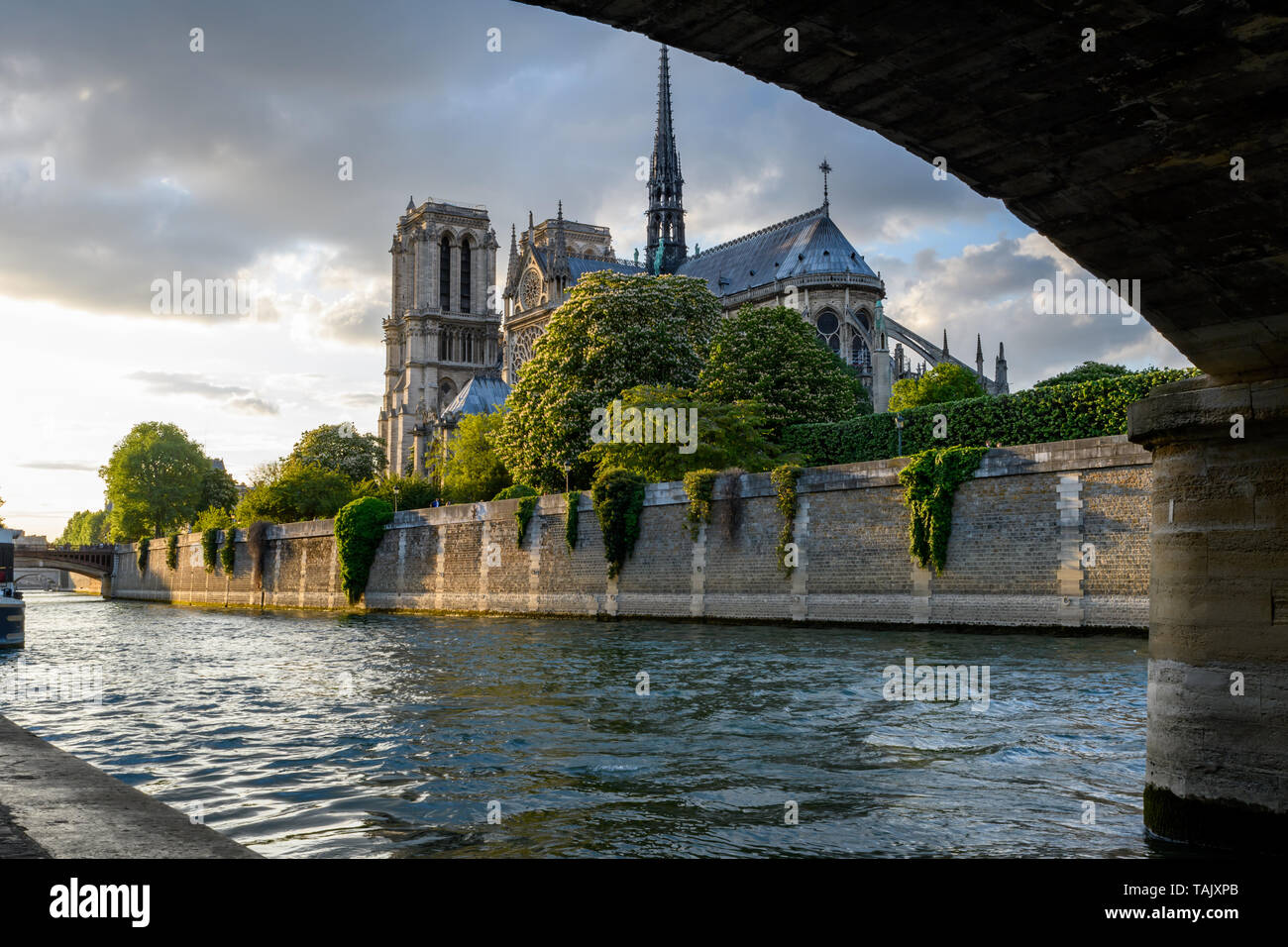 Notre Dame Paris pavillon avec la Seine au coucher du soleil Banque D'Images