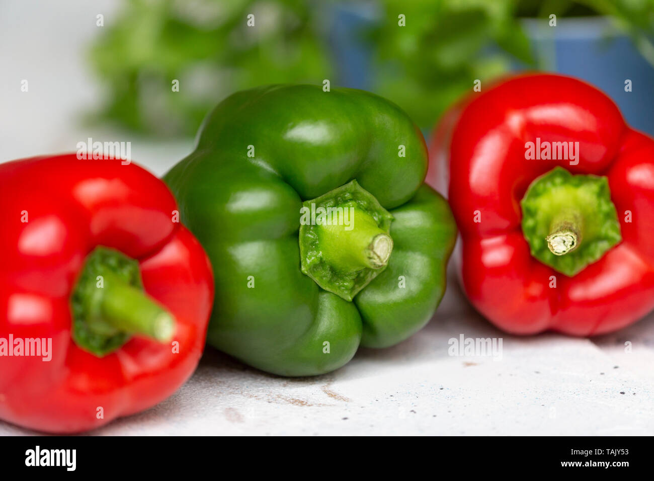 Deux poivrons rouges, poivrons verts et Banque D'Images