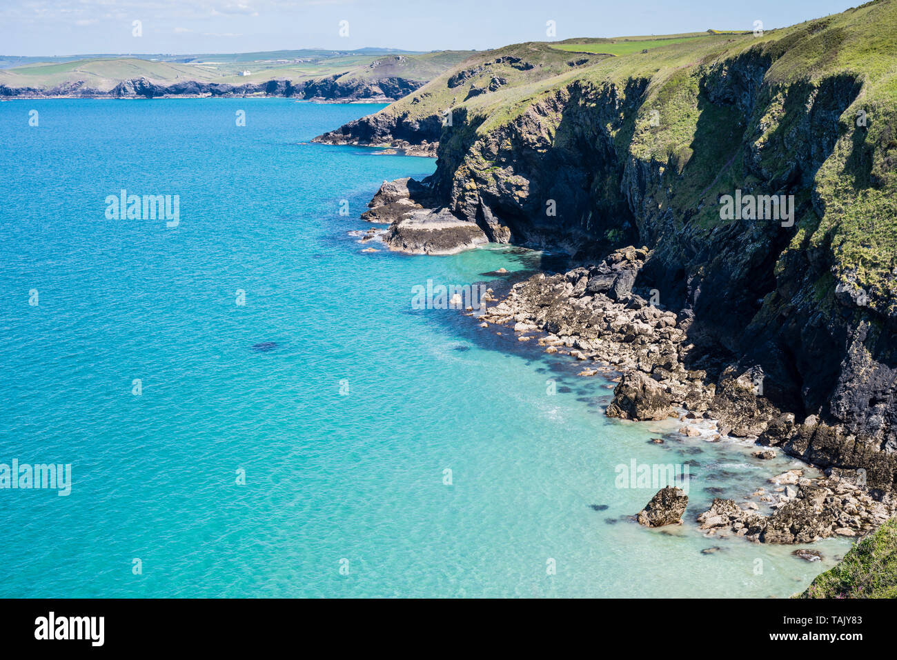 Le littoral préservé vu de la côte en Cornouailles du Nord UK avec mer turquoise clair sur une journée ensoleillée. Banque D'Images