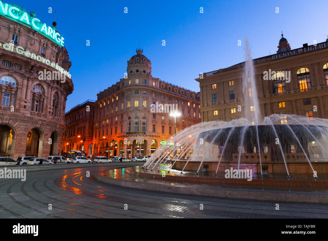 Genova, Italie - le 17 janvier 2018 : Fontaine sur la Piazza De Ferrari, la nuit, la vieille ville de Gênes, les gens ordinaires à pied la rue Banque D'Images