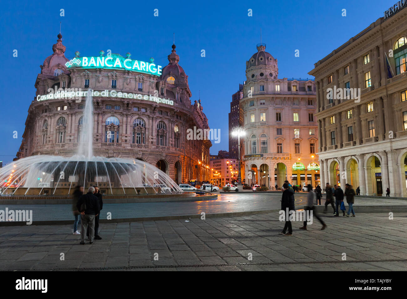 Genova, Italie - le 17 janvier 2018 : vue de la nuit de la fontaine sur la Piazza De Ferrari dans la vieille ville de Gênes, les gens ordinaires à pied la rue Banque D'Images