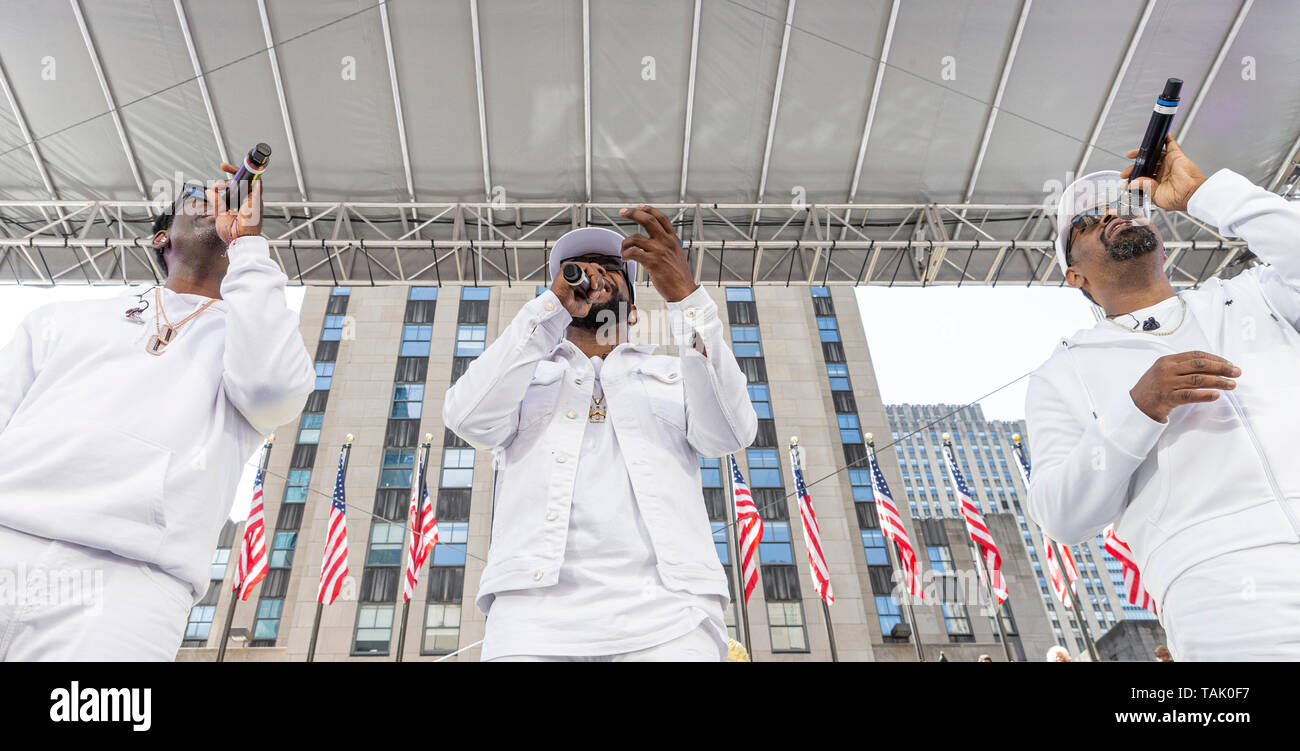 New York, NY - 25 mai 2019 : groupe Boyz II Men joue sur la scène pendant côte à côte Célébration de concert au service de Rockefeller Center Banque D'Images