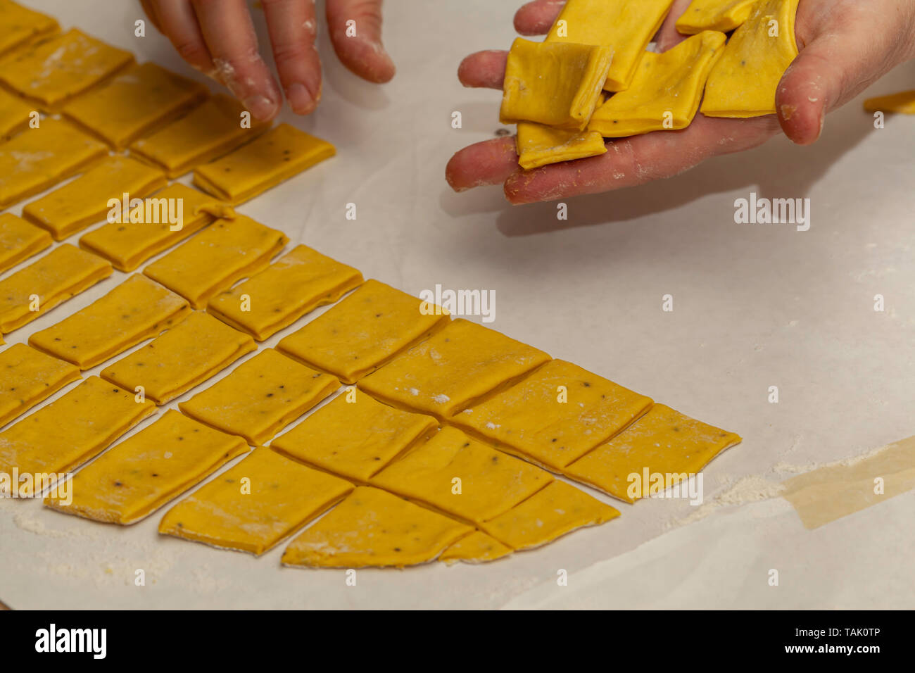 Placer une femme pour couper la pâte des boulettes de poulet et du Sud dans sa main avant de le placer dans la marmite. Banque D'Images