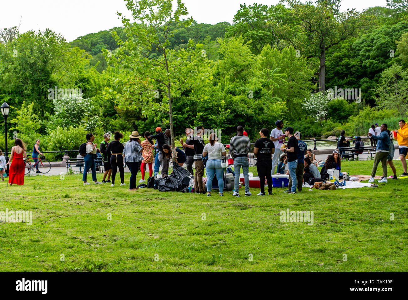 Les gens apprécient un pic nic dans le parc Prospect dans une journée de printemps Banque D'Images