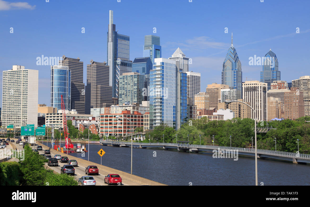 Philadelphia skyline avec la rivière Schuylkill et de la route sur l'avant-plan, les USA. Vue panoramique. Banque D'Images