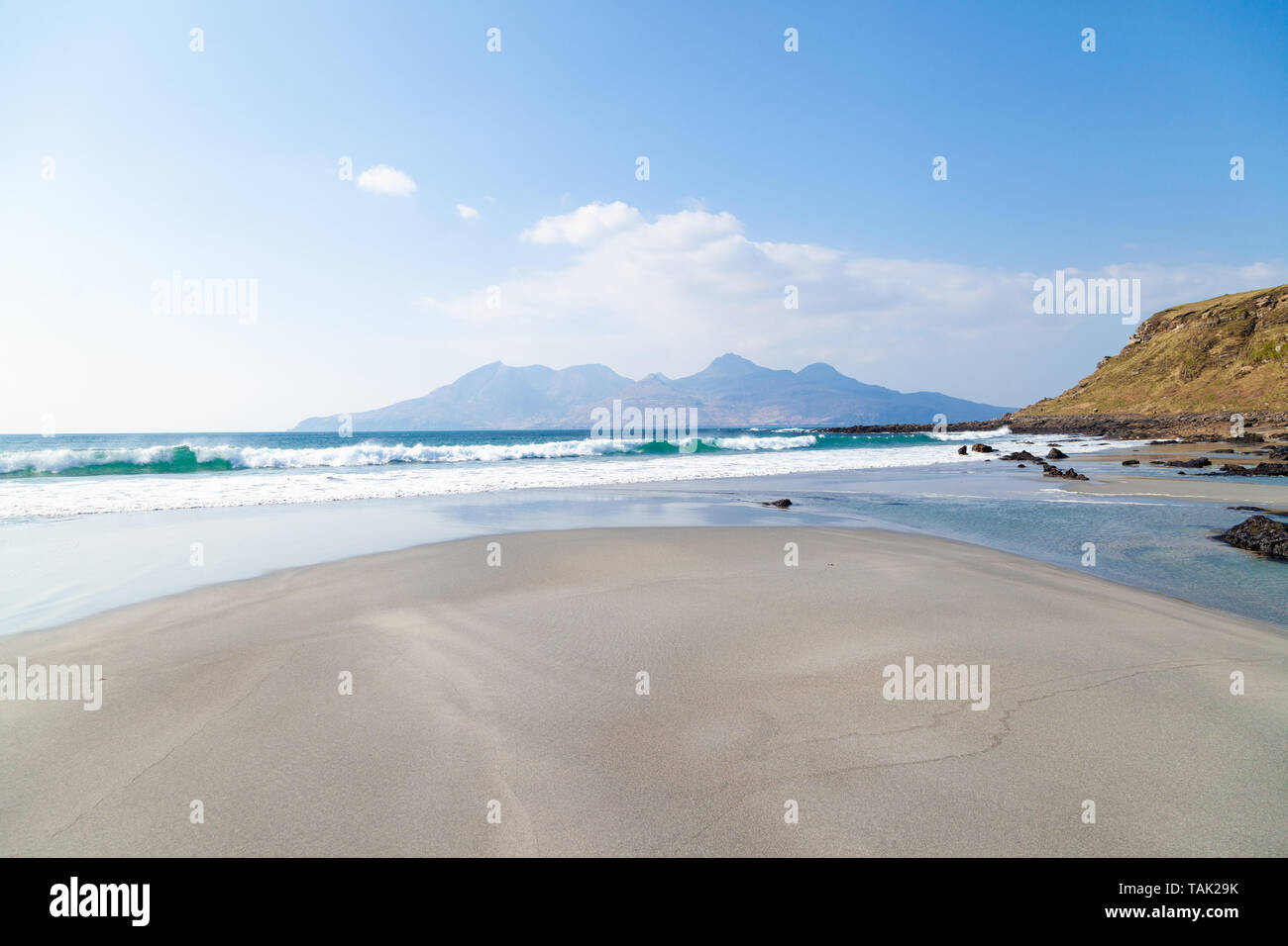 Singing Sands Beach avec l'île de Rum dans la distance près de l'île de Eigg Cleadale, en Écosse. Banque D'Images