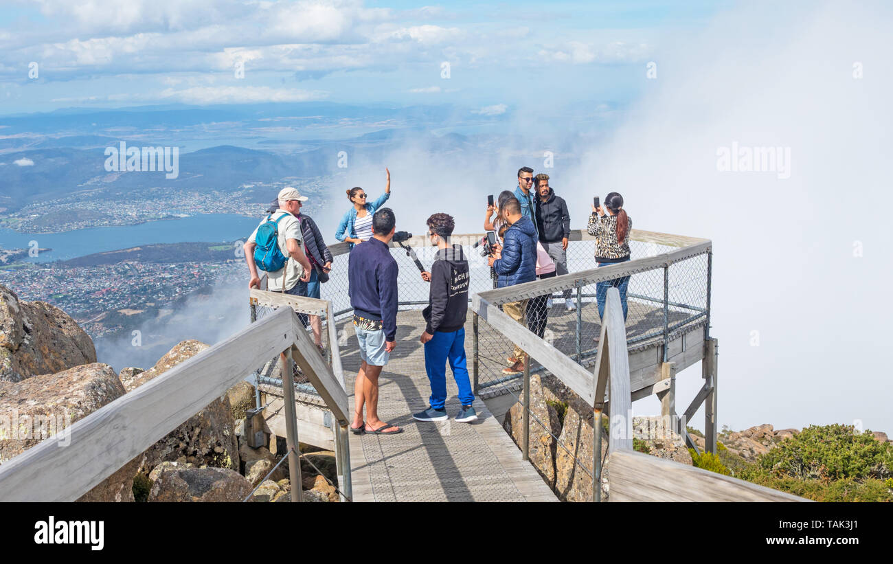 La Tasmanie, Australie - février 16, 2019 : les touristes sur une plate-forme d'observation au sommet du Mont Wellington, à à Hobart, la capitale de la Tasmanie. Banque D'Images