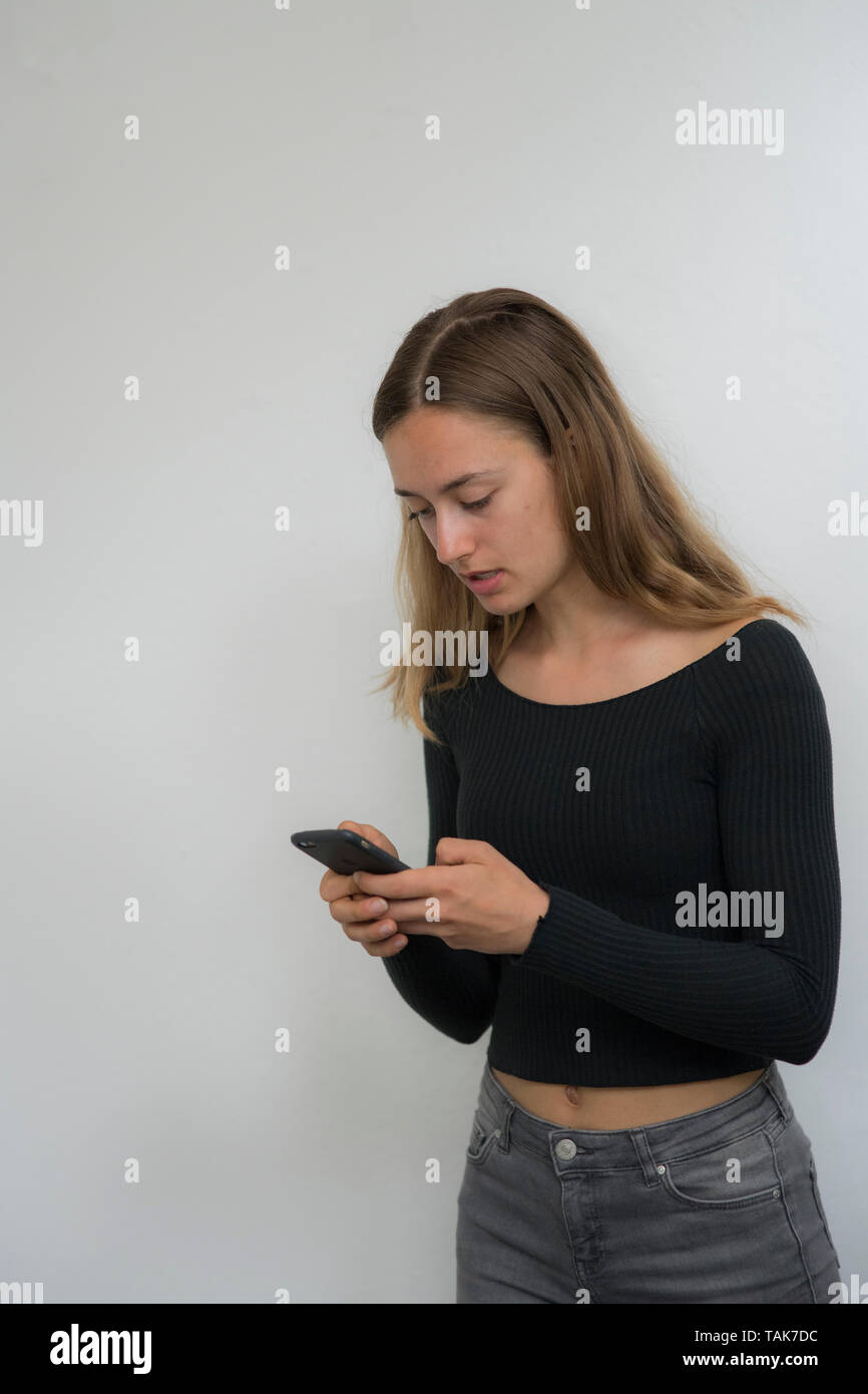 Teenage girl with her smartphone apple. Banque D'Images