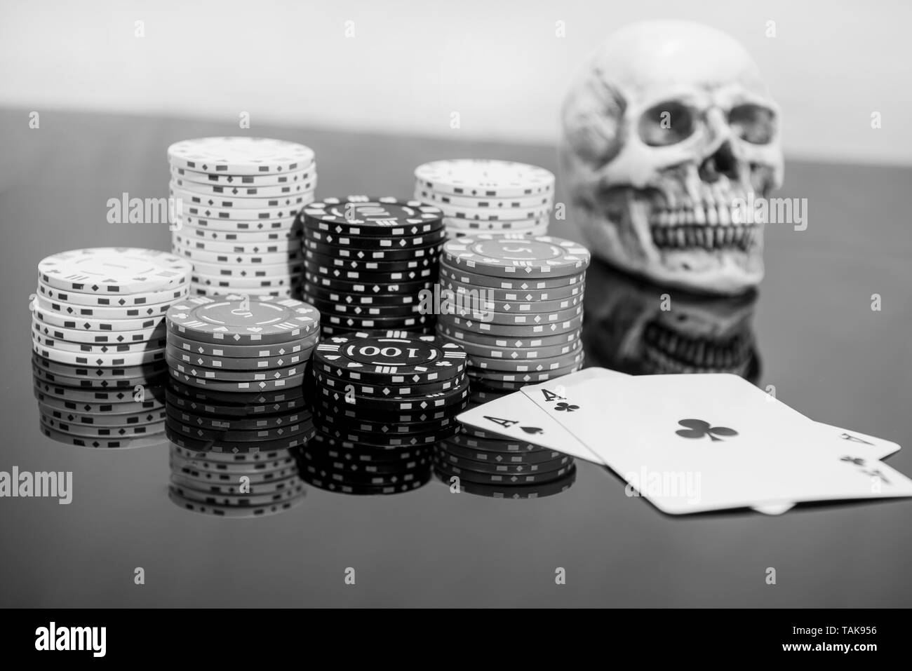 Casino résumé photo. Jeu de poker sur fond rouge. Thème de jeu. Banque D'Images
