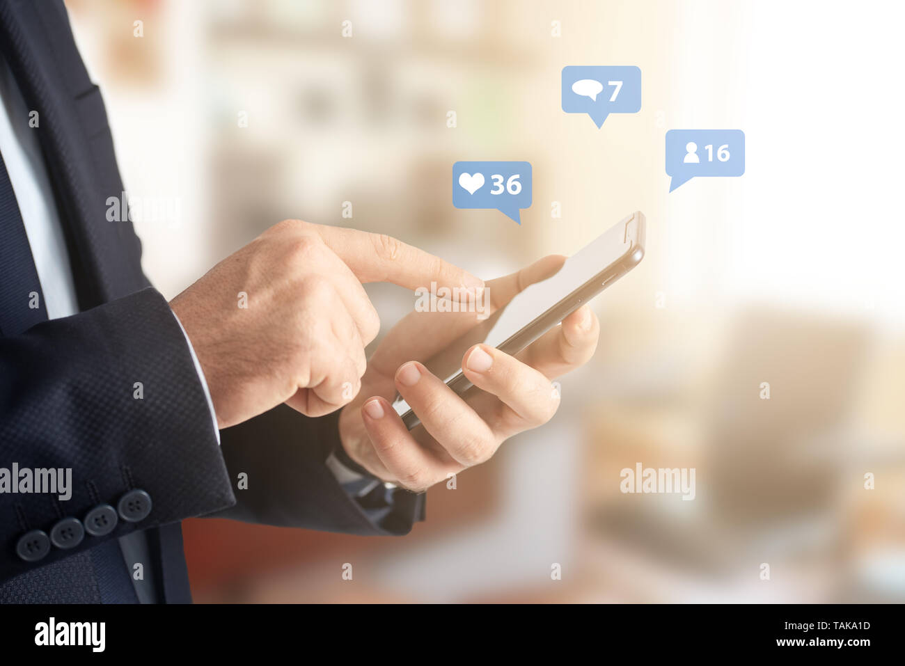Close-up image of businessman hands using smartphone au bureau, à la recherche ou les réseaux sociaux concept. Banque D'Images