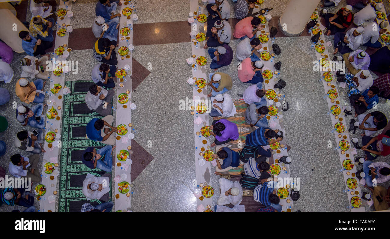 KOLKATA, INDE - 24 MAI 2019 : c'est parti d'Iftar.Cette fête a été organisée à l'Iftar Alja University.ftar, aussi connu en anglais comme fatoor, est l'e Banque D'Images