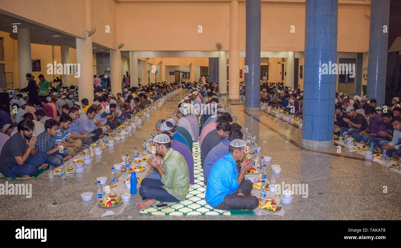 KOLKATA, INDE - 24 MAI 2019 : c'est parti d'Iftar.Cette fête a été organisée à l'Iftar Alja University.ftar, aussi connu en anglais comme fatoor, est l'e Banque D'Images