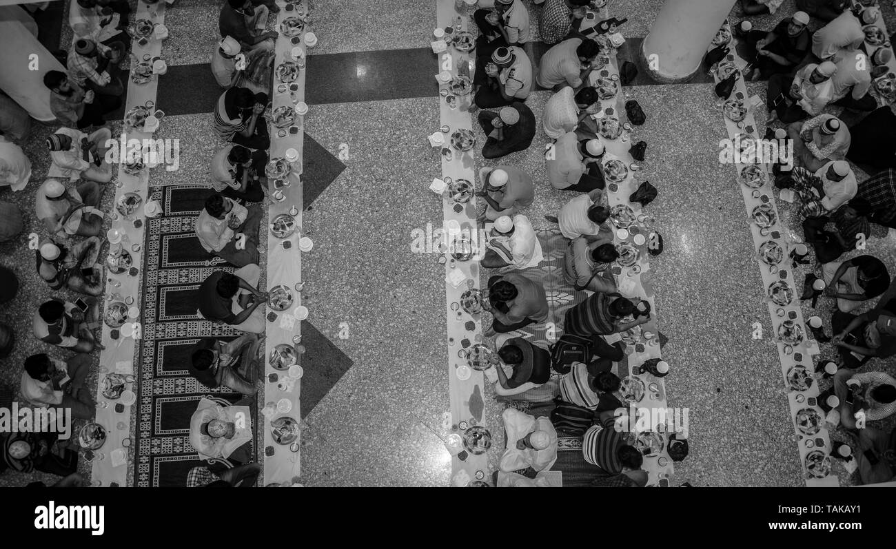 KOLKATA, INDE - 24 MAI 2019 : c'est parti d'Iftar.Cette fête a été organisée à l'Iftar Alja University.ftar, aussi connu en anglais comme fatoor, est l'e Banque D'Images