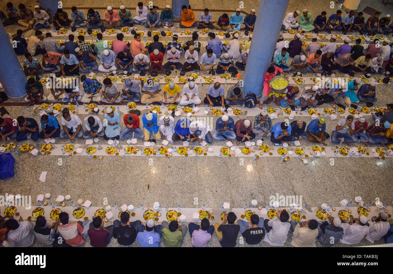 KOLKATA, INDE - 24 MAI 2019 : c'est parti d'Iftar.Cette fête a été organisée à l'Iftar Alja University.ftar, aussi connu en anglais comme fatoor, est l'e Banque D'Images