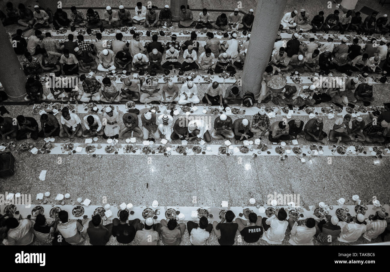 KOLKATA, INDE - 24 MAI 2019 : c'est parti d'Iftar.Cette fête a été organisée à l'Iftar Alja University.ftar, aussi connu en anglais comme fatoor, est l'e Banque D'Images