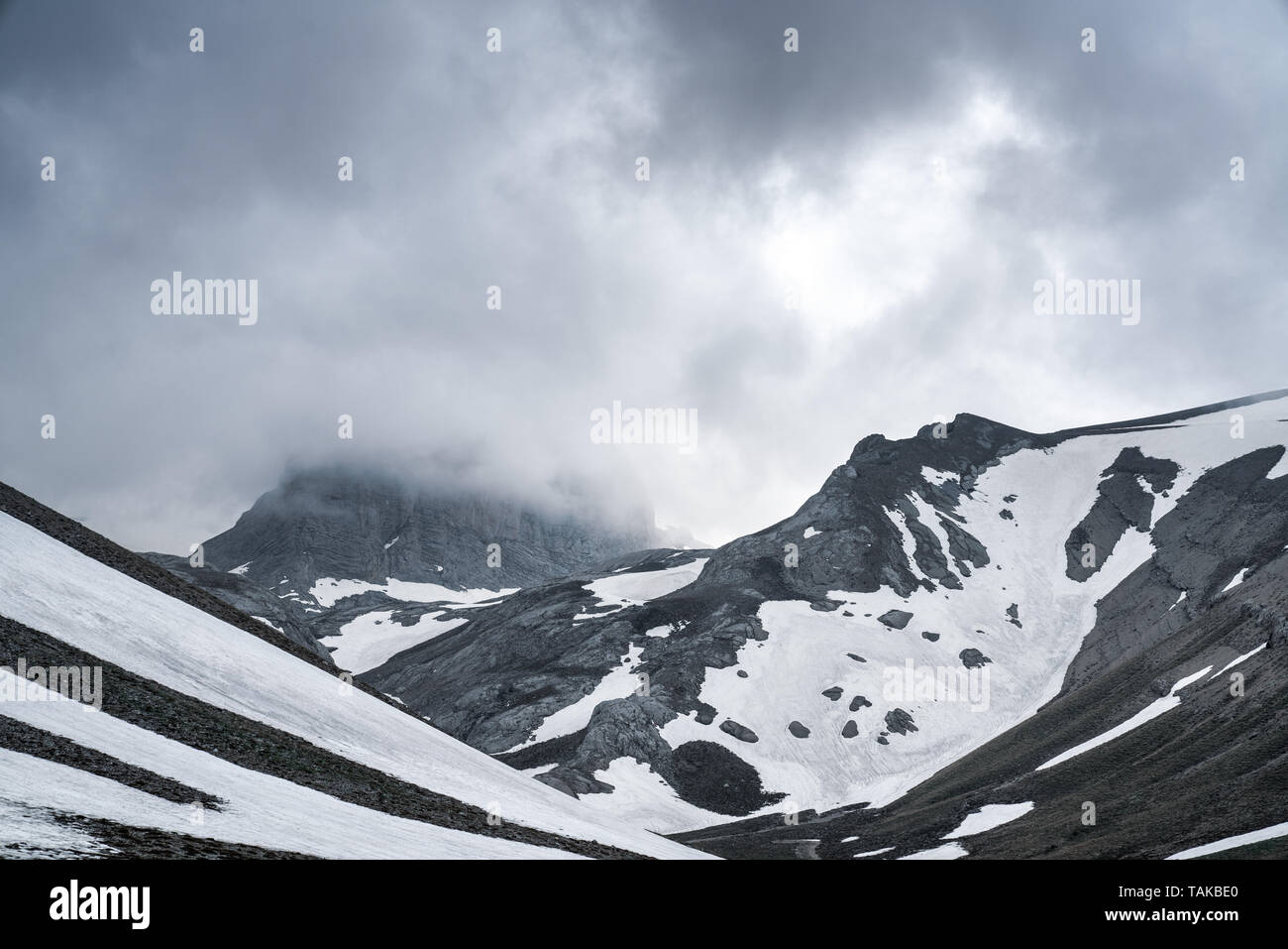 Beau paysage d'hiver avec les roches couvertes de neige et les montagnes.La Turquie,Brno. Banque D'Images