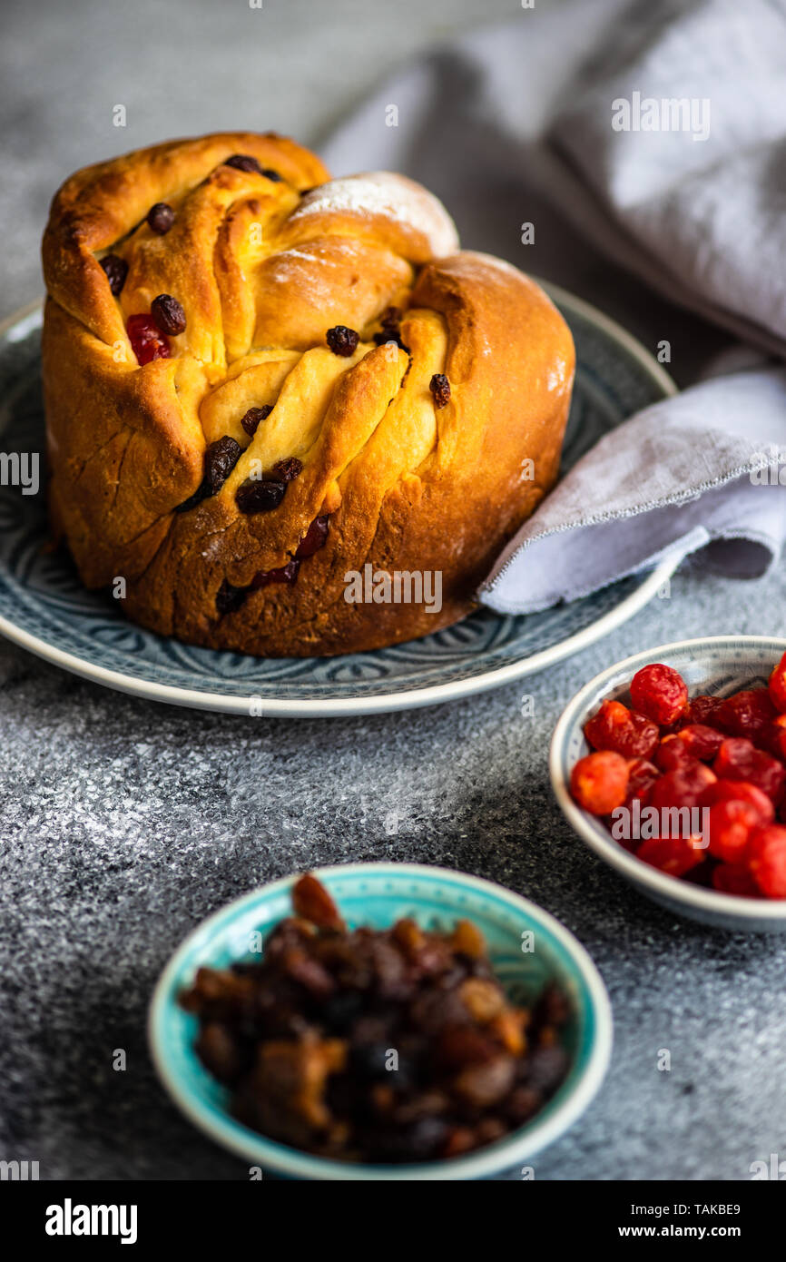 Gâteau traditionnel de Pâques (kraffin craffin) sur fond de pierre with copy space Banque D'Images