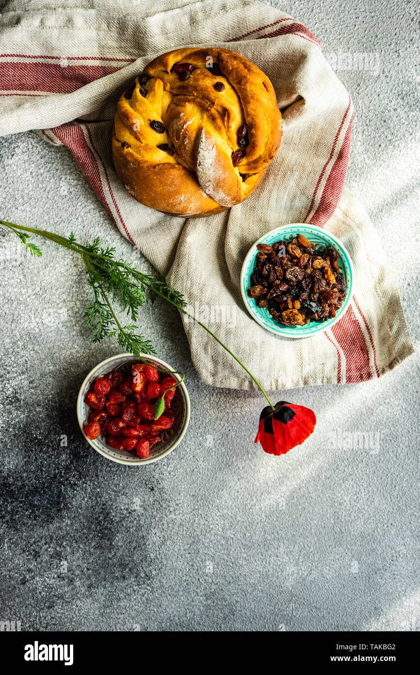 Gâteau traditionnel de Pâques (kraffin craffin) sur fond de pierre with copy space Banque D'Images