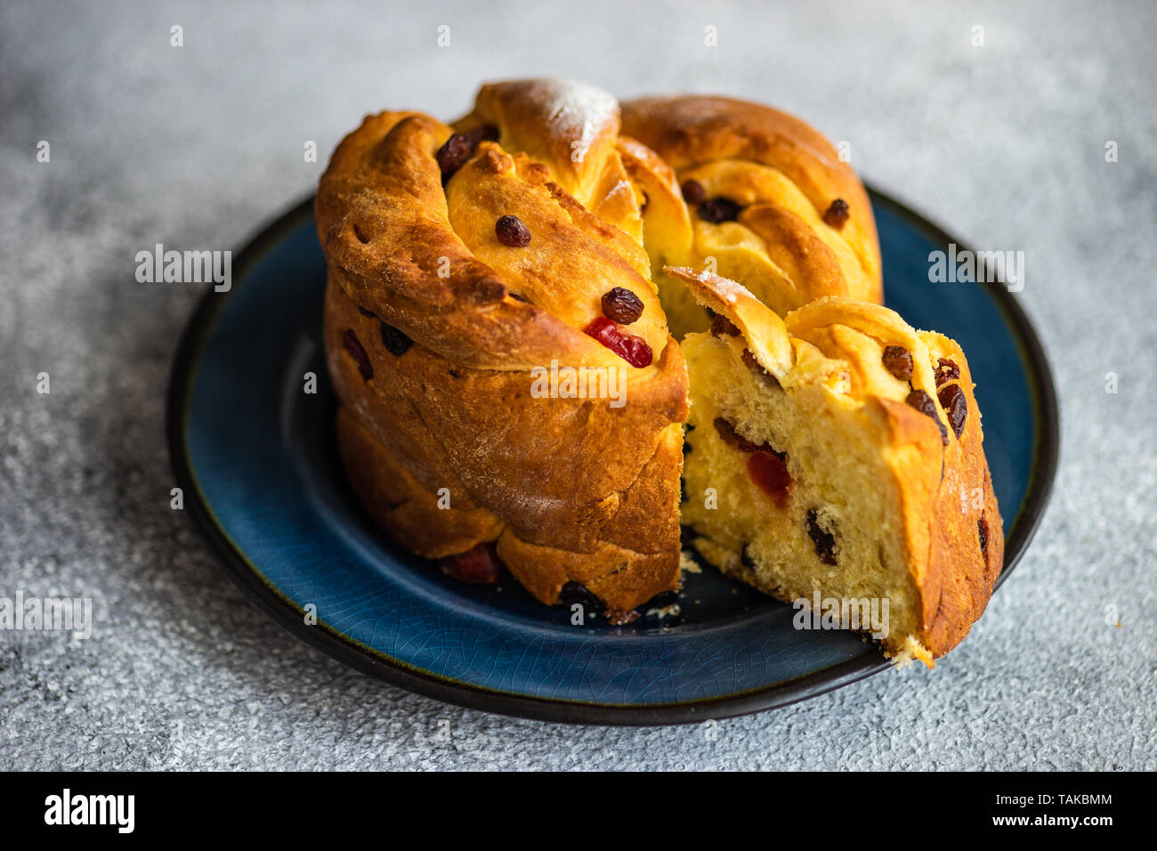 Gâteau traditionnel de Pâques (kraffin craffin) sur fond de pierre with copy space Banque D'Images
