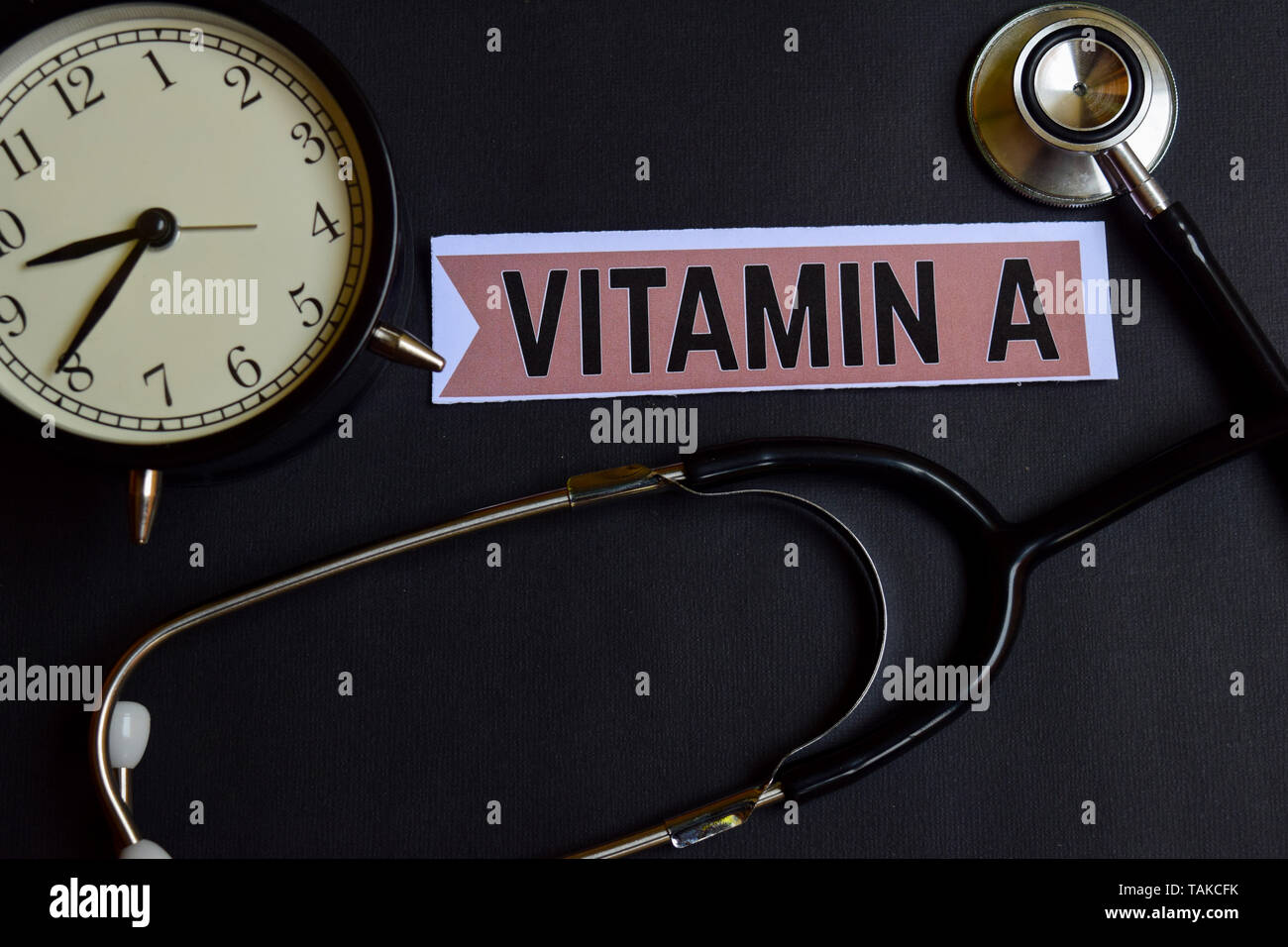 La vitamine A sur le papier avec les concept d'Inspiration. réveil, noir stéthoscope. Banque D'Images