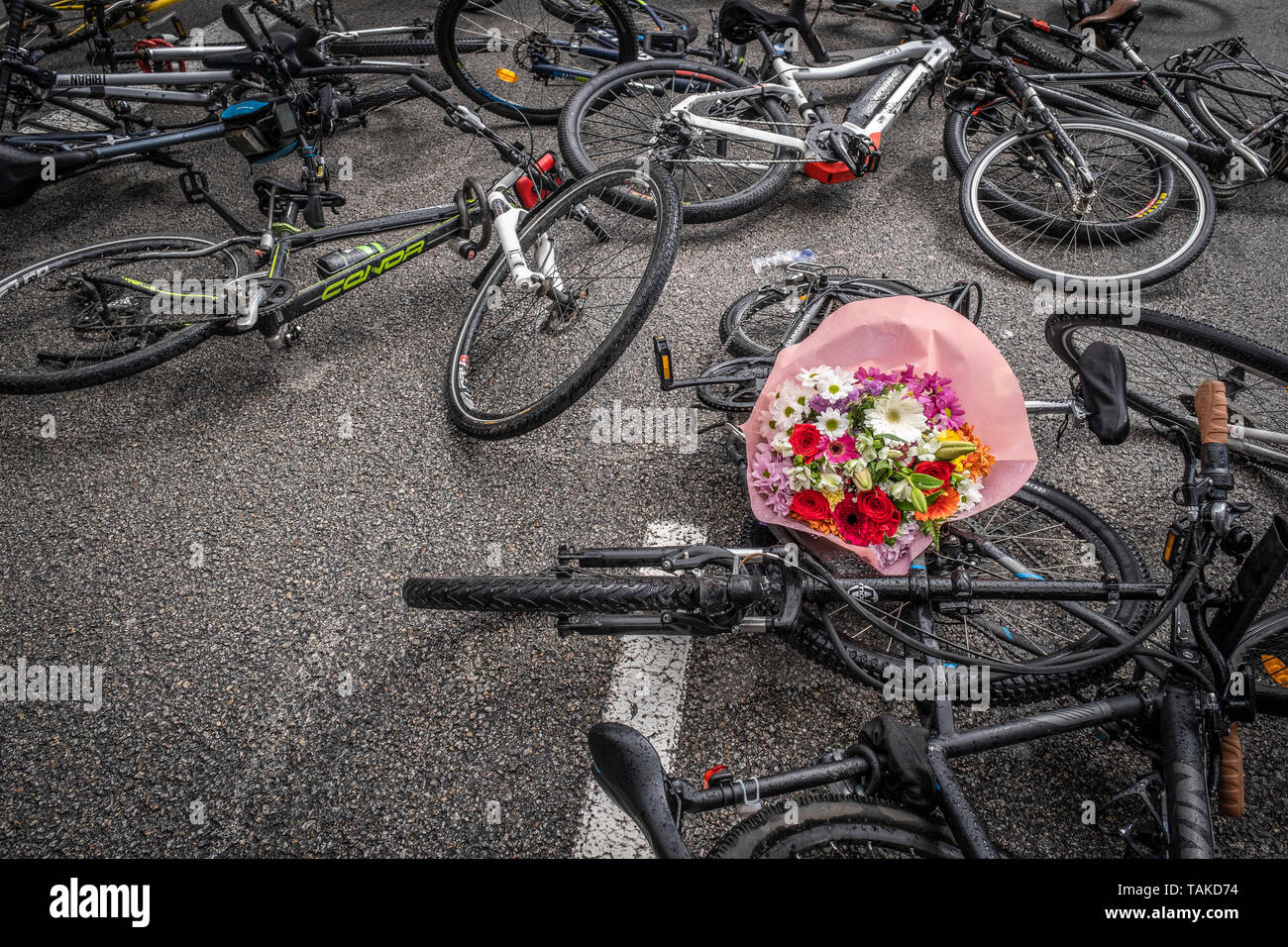 La Livraison Des Vélos Sont Vu Glovo Allongé Sur Le Sol Avec