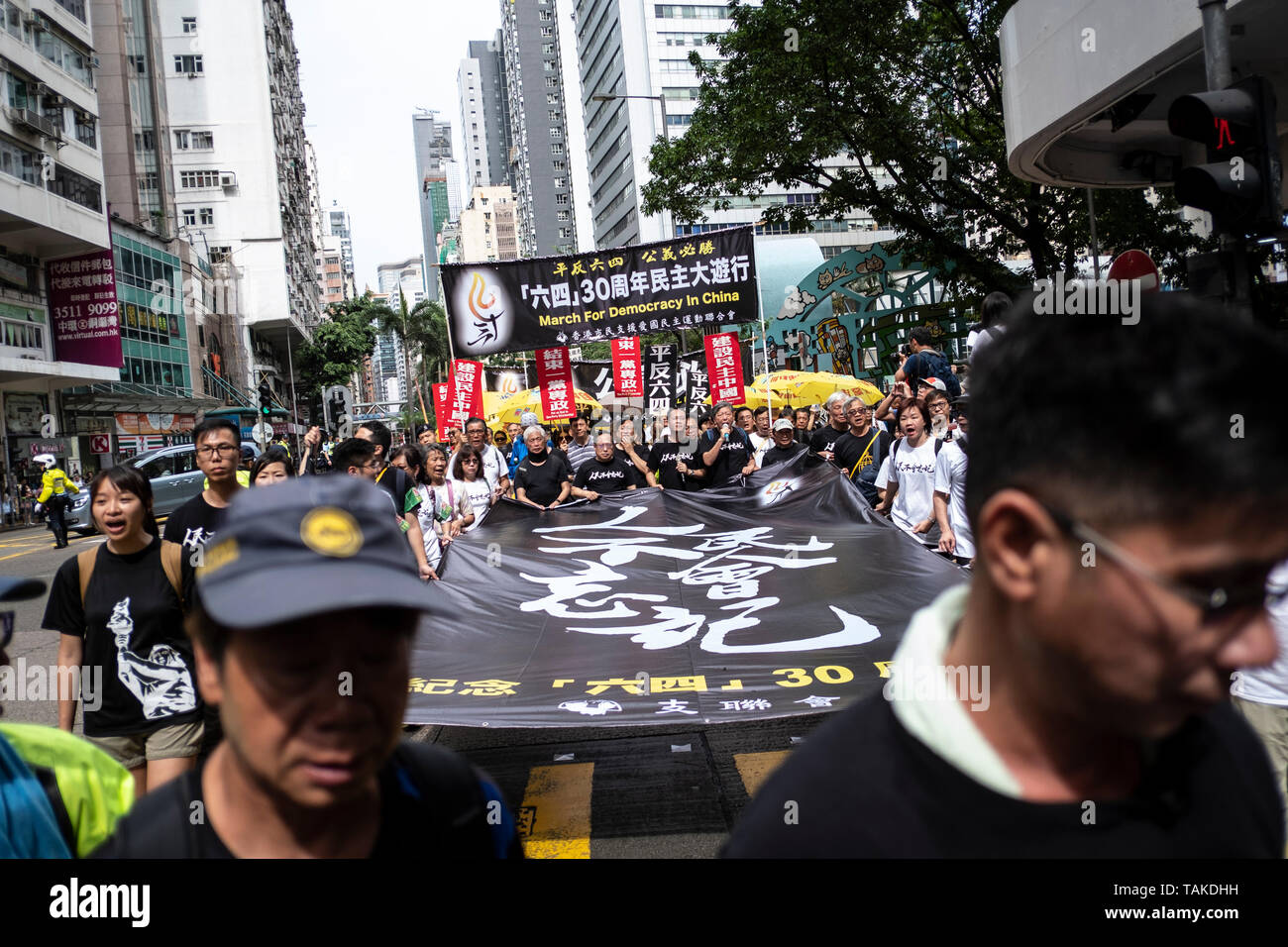 Les participants pro-démocratie vu avec des bannières lors de la manifestation. Les participants pro-démocratie assister à la manifestation commémorant le 30e anniversaire de la répression de la place Tiananmen en 1989 aussi connu sous le nom de quatrième incident juin six ou quatre (64) où des milliers de manifestants ont été massacrés par l'armée qui s'avançait vers la Place Tiananmen. Banque D'Images Les participants pro-démocratie vu avec des bannières lors de la manifestation. Les participants pro-démocratie assister à la manifestation commémorant le 30e anniversaire de la répression de la place Tiananmen en 1989 aussi connu sous le nom de quatrième incident juin six ou quatre (64) où des milliers de manifestants ont été massacrés par l'armée qui s'avançait vers la Place Tiananmen. Banque D'Images