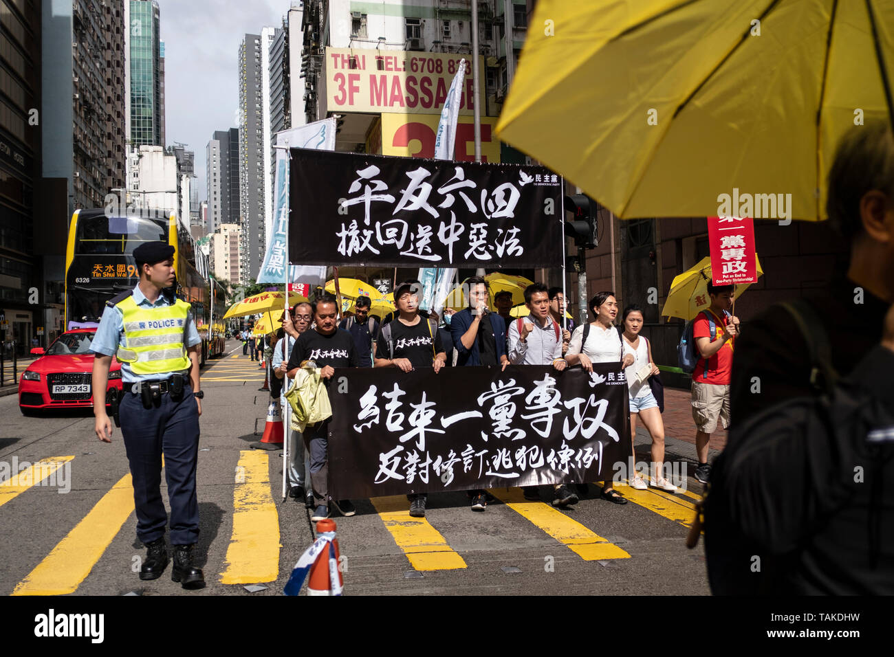 Vu les manifestants tenant des banderoles lors de la manifestation. Les participants pro-démocratie assister à la manifestation commémorant le 30e anniversaire de la répression de la place Tiananmen en 1989 aussi connu sous le nom de quatrième incident juin six ou quatre (64) où des milliers de manifestants ont été massacrés par l'armée qui s'avançait vers la Place Tiananmen. Banque D'Images Vu les manifestants tenant des banderoles lors de la manifestation. Les participants pro-démocratie assister à la manifestation commémorant le 30e anniversaire de la répression de la place Tiananmen en 1989 aussi connu sous le nom de quatrième incident juin six ou quatre (64) où des milliers de manifestants ont été massacrés par l'armée qui s'avançait vers la Place Tiananmen. Banque D'Images