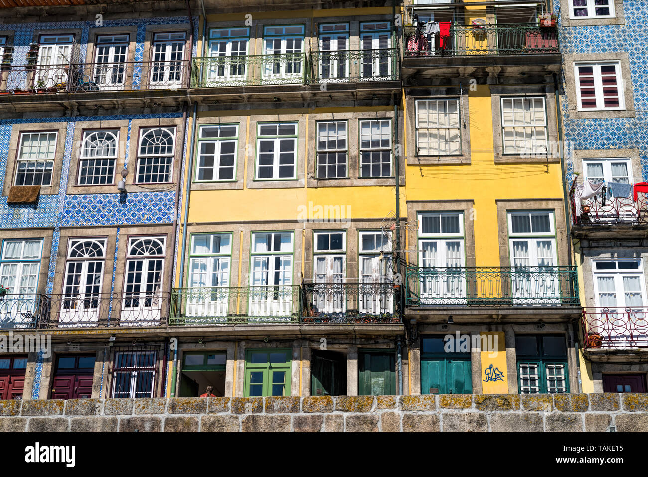 Porto, Portugal. Maisons de la place Ribeira situé dans le centre historique de Porto, Portugal le long de la rivière Douro. Il est inclus dans le monde de l'UNESCO Il Banque D'Images