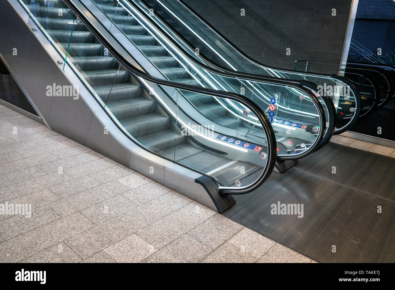 Étage inférieur près de vide lumineux escalators dans immeuble moderne Banque D'Images