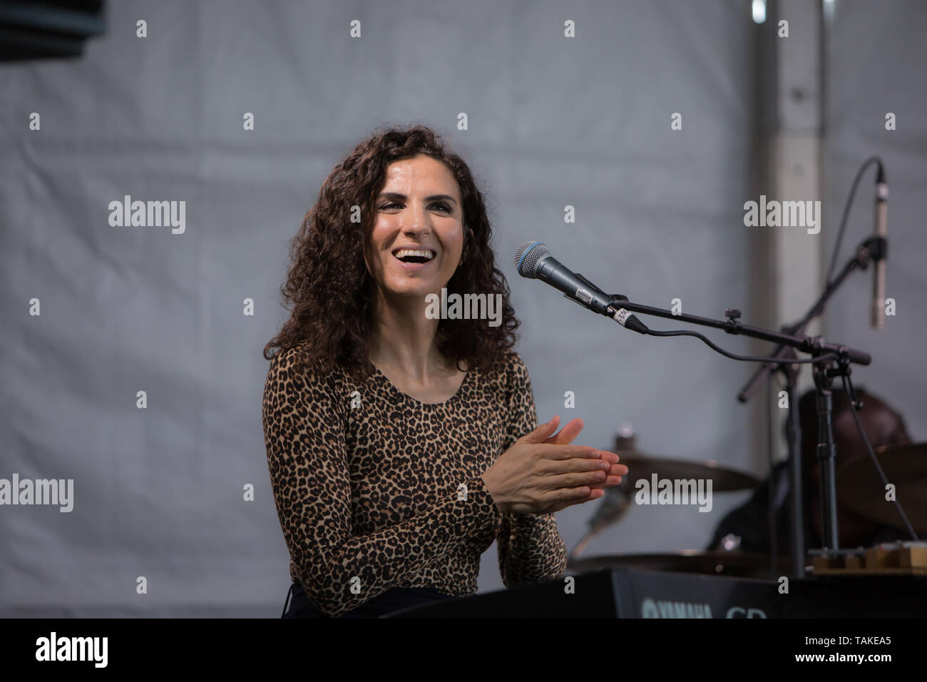 Chanteuse et pianiste de jazz en prestation au Festival de musique de Radio-Canada à Toronto, Canada Banque D'Images