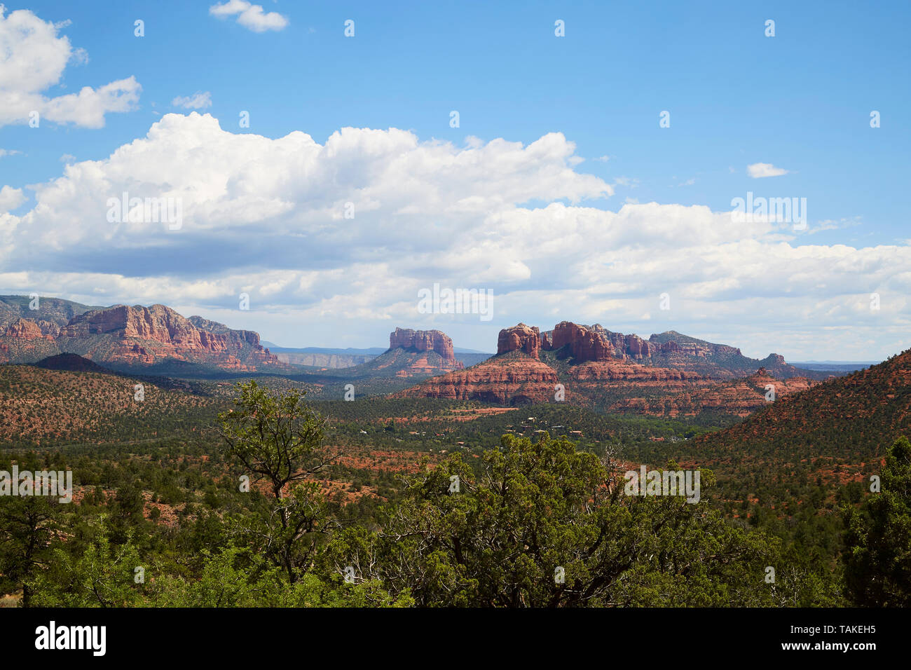 Le Red Rock Canyon avec rock formations contre le ciel bleu et nuages blancs moelleux. Banque D'Images