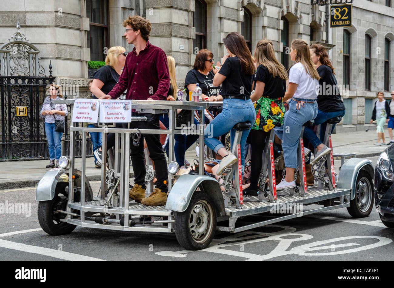 Lades sur un enterrement de vie de jeune fille ou de vie de monter un pedibus, un véhicule alimenté par la pédale vers le bas Lombard Street à Londres. Banque D'Images