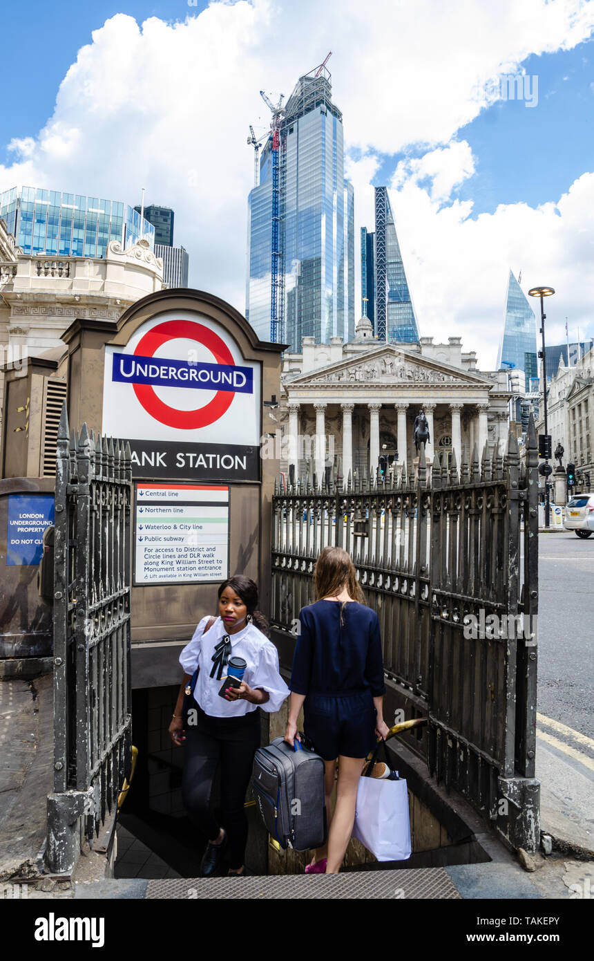 Une entrée dans la station de la banque, une station de métro de Londres. Derrière le bâtiment est Royal Exchange et gratte-ciel en verre moderne au-delà. Banque D'Images