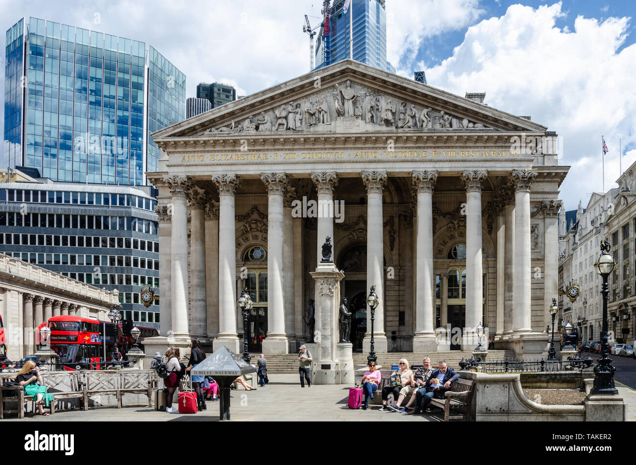 Le Royal Exchange Building à Londres, UK est un vieux bâtiment en pierre avec colonnes et de sculptures en pierre Banque D'Images