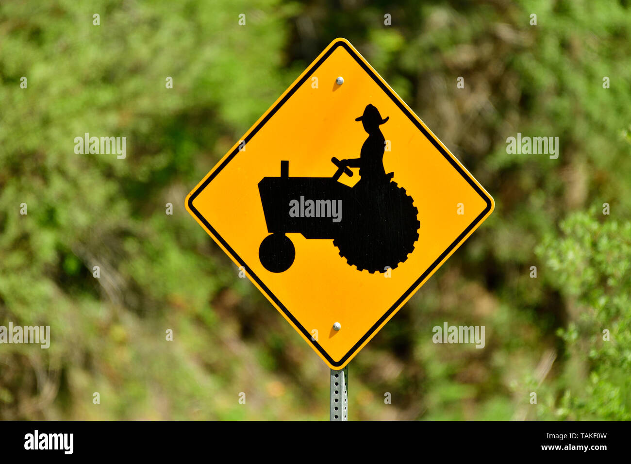 Une image horizontale d'une signalisation routière les automobilistes d'avertissement qu'il y a peut-être des machines agricoles lent sur la route Banque D'Images