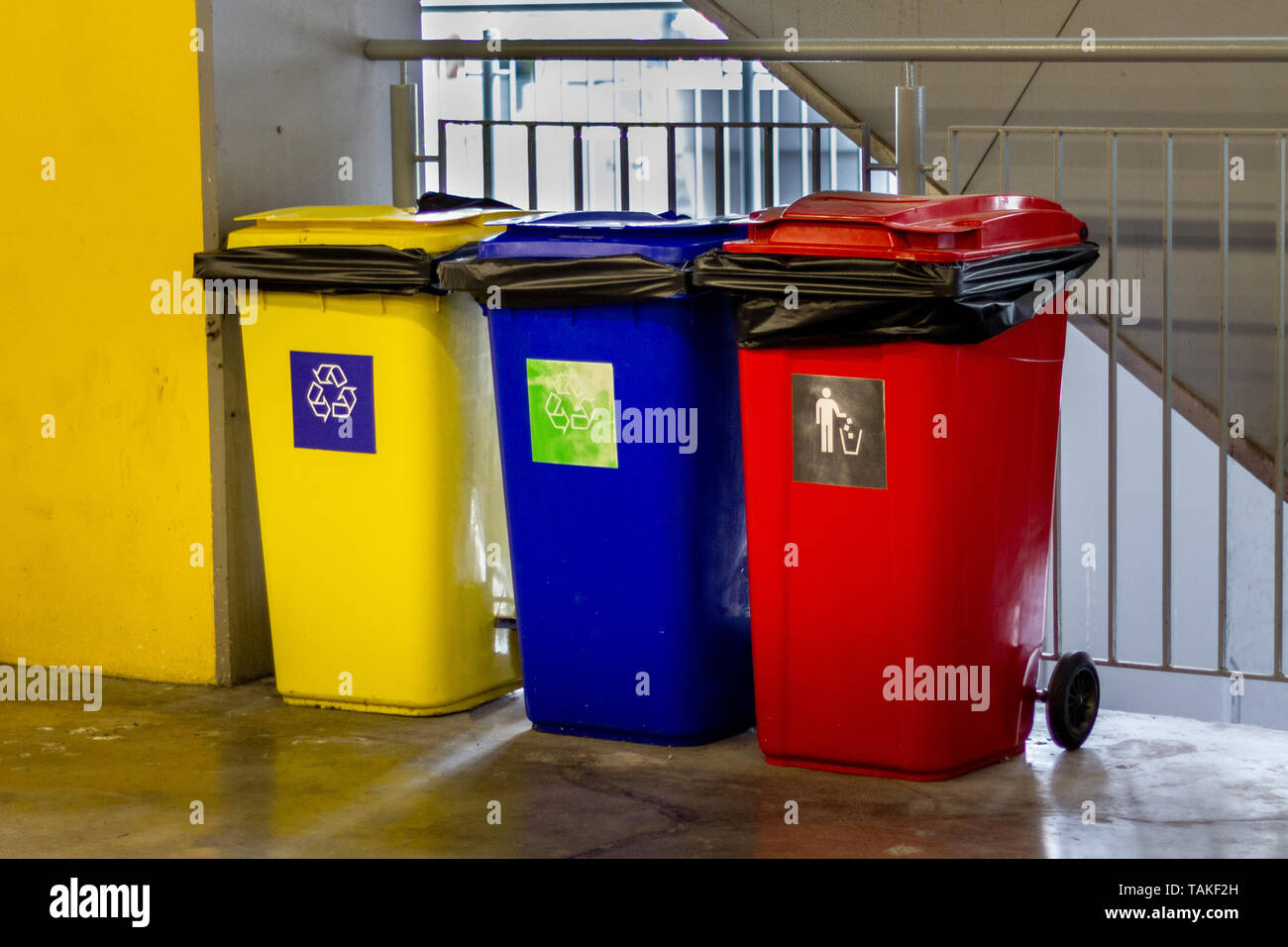 Jaune, Bleu, Rouge corbeille de recyclage et réutilisent le Banque D'Images