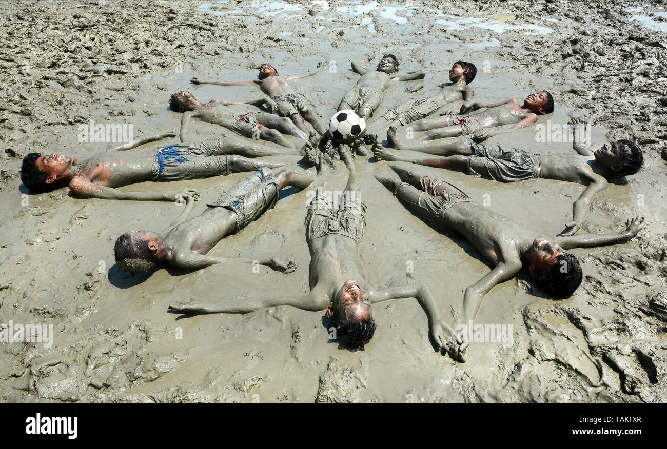 Les enfants du village éloigné jouent au football après le jeu complet, ils sont détente ensemble.. Banque D'Images