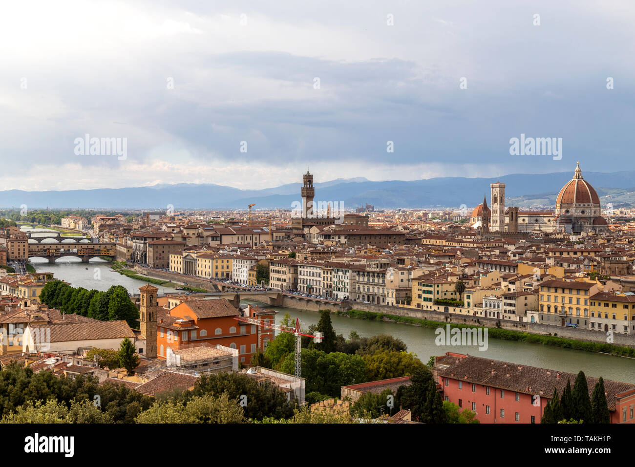 Vue sur le centre historique de Florence depuis le Piazzale Michelangelo, où vous pouvez voir la cathédrale de Santa Maria del Fiore, le vieux palais et vieux bridg Banque D'Images