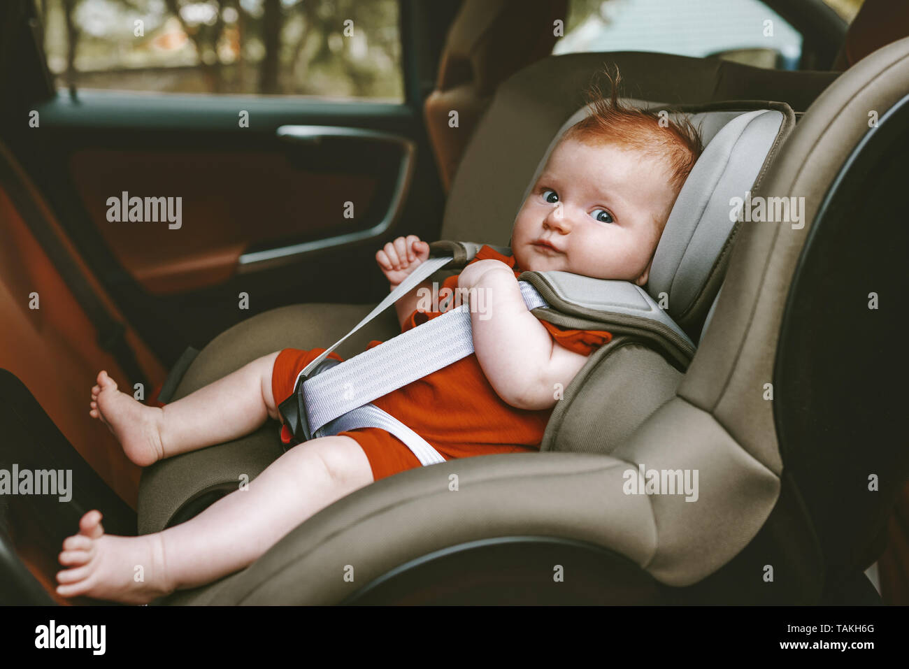En Baby Sitting Coffre Siege Tourne Vers L Arriere De Vie Familial Locations De Voyage Enfant Securite Transport Photo Stock Alamy