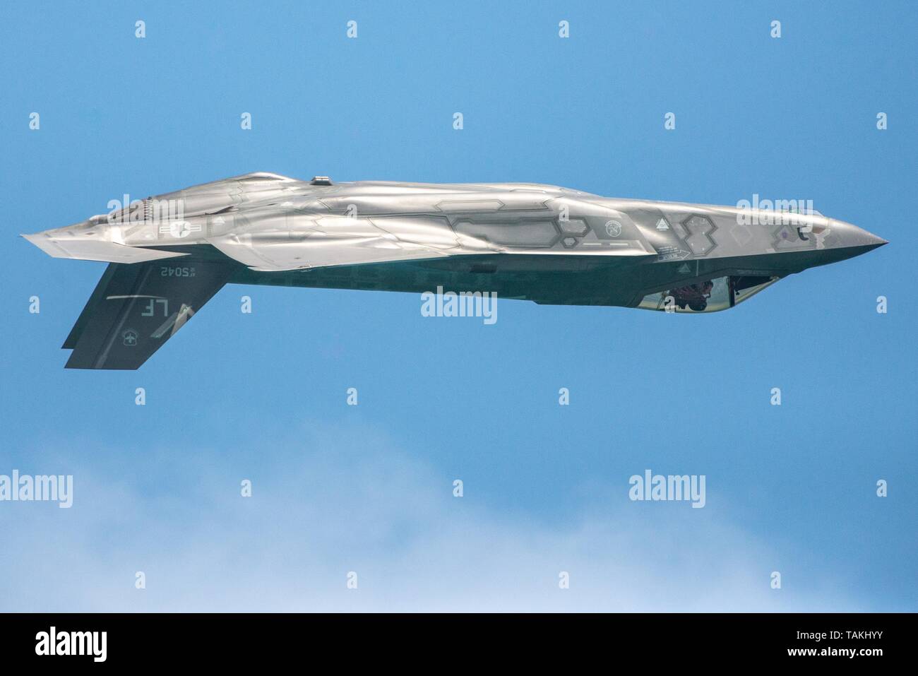 Un U.S. Air Force F-35A Lightning II stealth fighter avion piloté par le Capitaine Andrew Dojo Olson effectue des manœuvres de vol inversé au cours de l'Air de Miami Beach et la mer Mai 26, 2019 Spectacle à Miami, en Floride. Banque D'Images