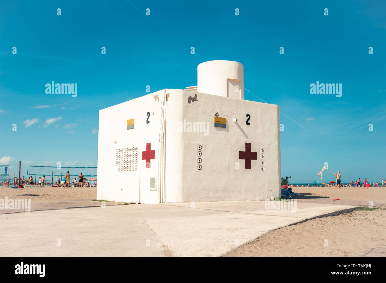 Valencia, Espagne - 26 mai 2019 : croix rouge bâtiment sauveteur à la plage. Valence, Mavarrosa beach. Banque D'Images