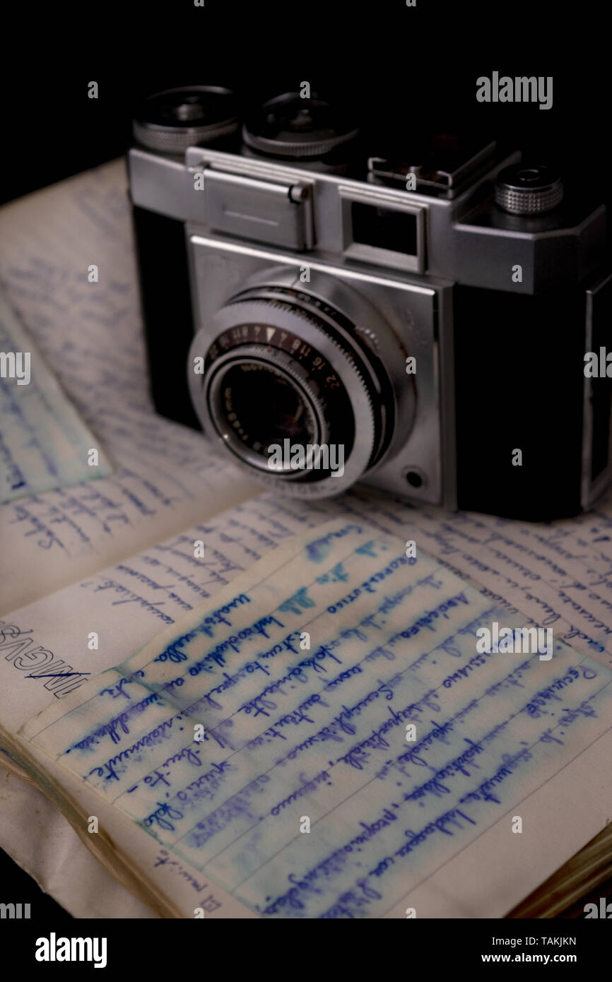 Souvenirs du passé avec des notes manuscrites et un ancien appareil photo Banque D'Images