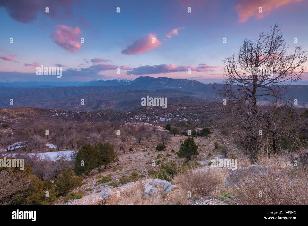 Seul le coucher du soleil au-dessus de Monodendri, Grèce. Gorge de Vikos pays pendant un coucher de soleil colorés. Ciel peint au-dessus de la montagne et la vallée de Zagoria, Grèce. Banque D'Images