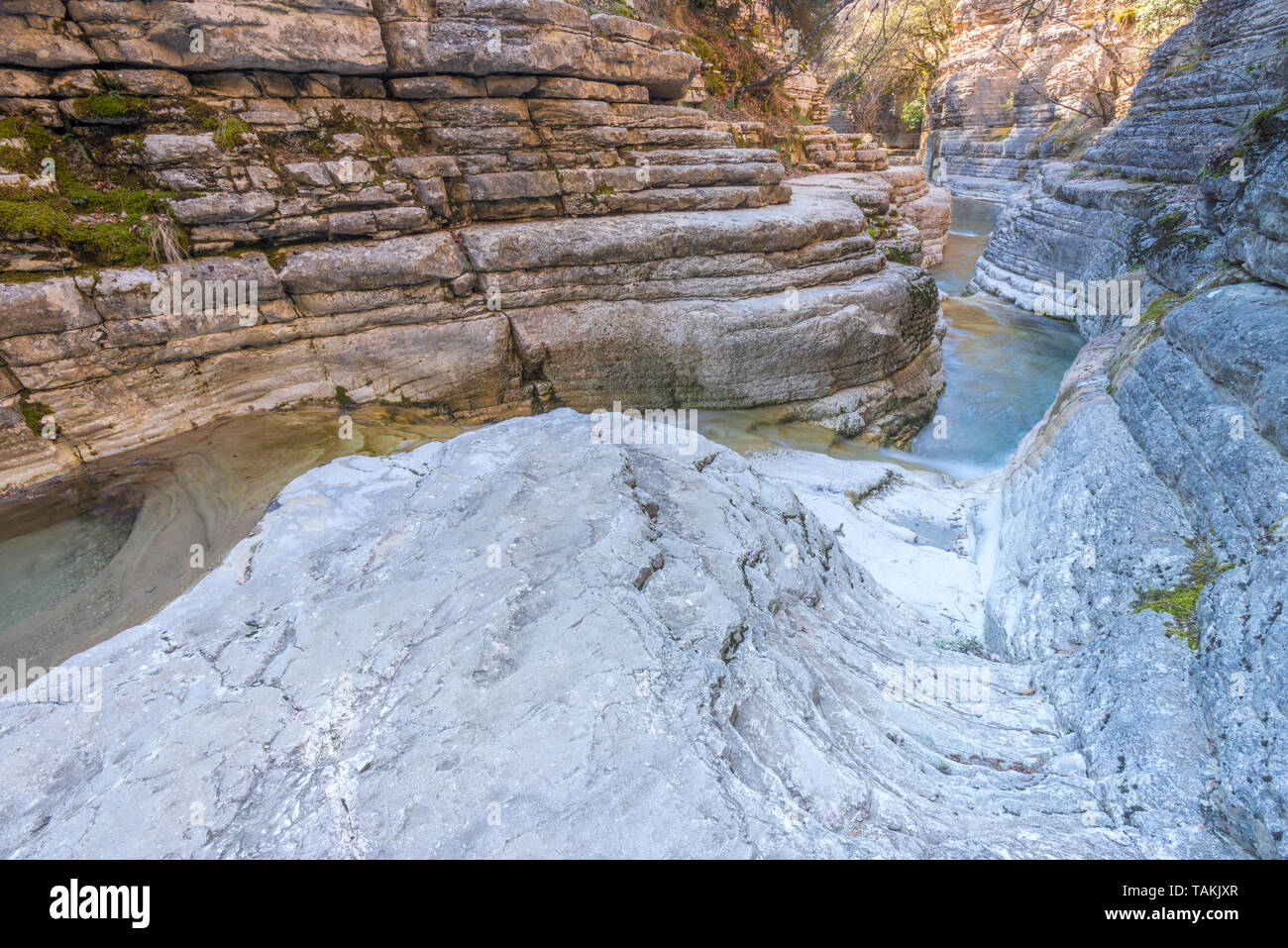 Papingo rock pools au lever du soleil, en couches de strates de roche Papingo. Célèbre attraction touristique en Épire, les parois du canyon en stratifié, Grèce. Papingo Banque D'Images