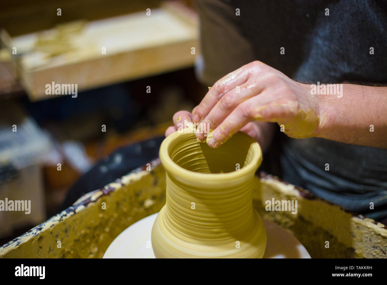 Professionnel hommes potter faire verseuse en atelier de poterie, studio. Handmade, d'art et d'artisanat concept Banque D'Images